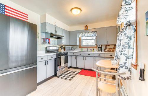 Lincoln House | Less Than 1 Mi to Route 66 Home with Large Yard!