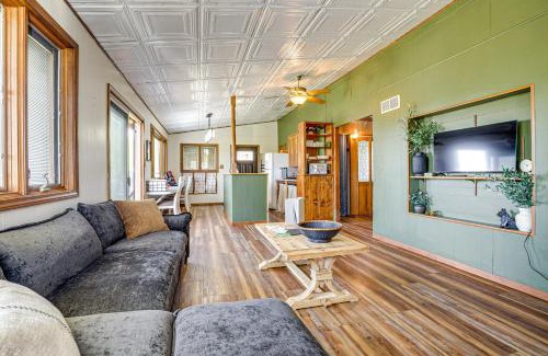 Fostoria House | Less Than 1 Mi to Tuttle Creek Lake Cabin with 2 Kayaks!