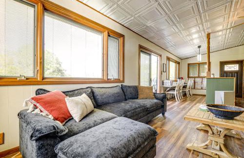 Fostoria House | Less Than 1 Mi to Tuttle Creek Lake Cabin with 2 Kayaks!