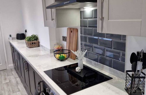 Doncaster House | Less than 1 mile from City centre and racecourse. Pet friendly.