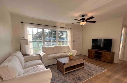 Seminole Cottage | Less than 10 Minutes to the most beautiful beaches!