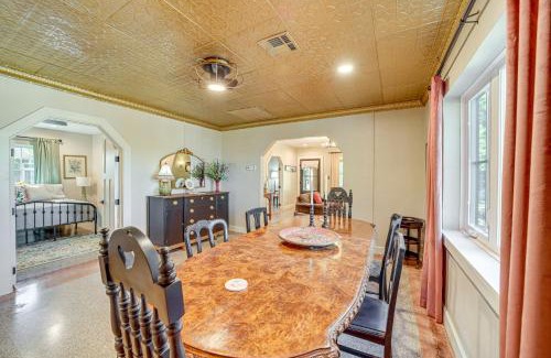 Sand Springs House | Less Than 9 Mi to Dtwn Tulsa Lovely Home with Yard and Deck!