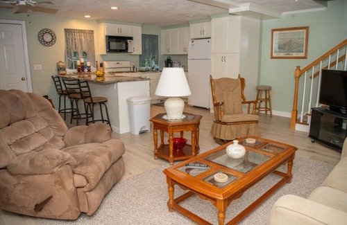 Bristol Apartment | less than a mile from RWU, walking distance to downtown historic Bristol