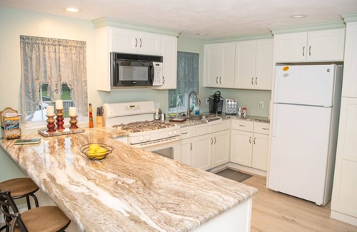 Bristol Apartment | less than a mile from RWU, walking distance to downtown historic Bristol