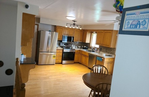 East Bloomington House | Less than a mile to MOA, Walmart
