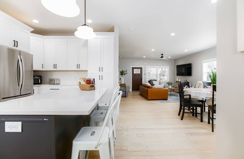 Harters Heights House | Less than one mile from Notre Dame's campus! Sleeps 10+ with all the amenities!