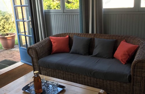 Ouistreham House | Let's rent a charming annex in our garden, 200m from the beach, shops, thalasso.
