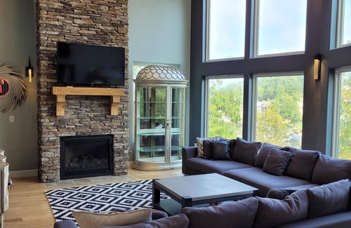 Linn Creek House | Let your family getaway begin at your waterfront home, minutes from attractions!