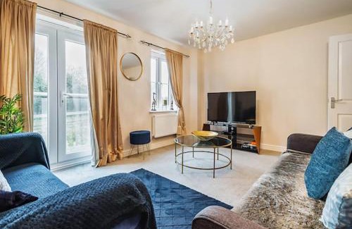 Peterborough Apartment | Letto Serviced Accommodation -Sleeps 7 - PE7 - FREE Parking