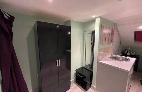 Pinkwell Apartment | Letzi private en-suite, Near Heathrow Airport T3