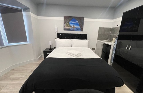 Pinkwell House | Letzi private en-suite, Near Heathrow Airport T3