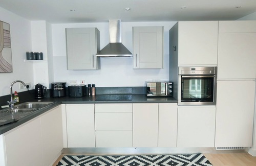 Basingstoke Apartment | Level Access Apartment Easy walk to Railway Station ,Town Centre and Restraints Parking on Site