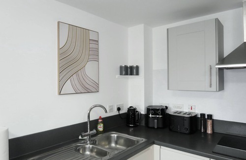 Basingstoke Apartment | Level Access Apartment Easy walk to Railway Station ,Town Centre and Restraints Parking on Site