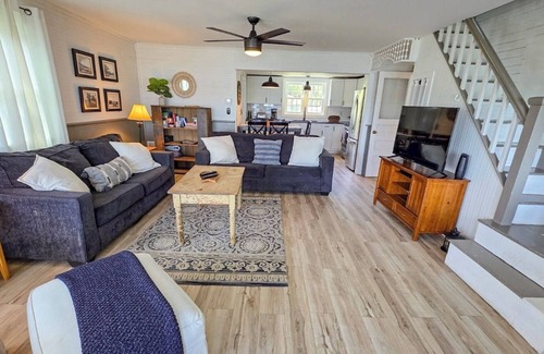 Auburn Cottage | Level Beach, Dock, Central Air, New Kitchen, Fantastic Views, Rowboat & Kayaks!