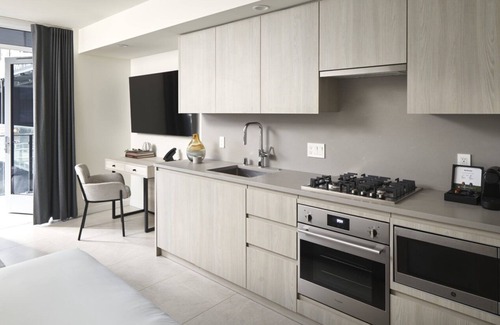 South Lake Union Hotel | Level Seattle- Studio Suite w/full kitchen, in-room laundry & resort amenities