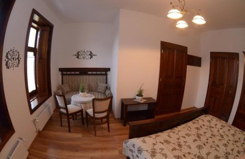 Orfu House | Levendula Porta és Pajtaszínház