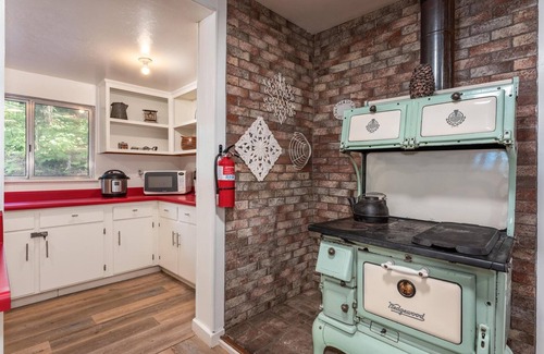 Sugar Pine House | Lewis Creek Hideaway- Hot Tub/EV/Pool Table/Historic!