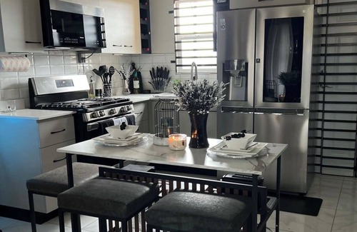 Portmore House | LEY MAR MANOR- EXQUISITE COMFORT