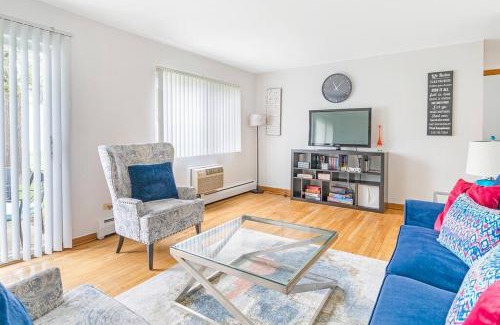 Des Plaines Apartment | Lg. 2 br Apt. North of Chicago w/Free Parking