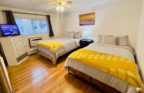 Des Plaines Apartment | Lg. 2 br Apt. North of Chicago w/Free Parking