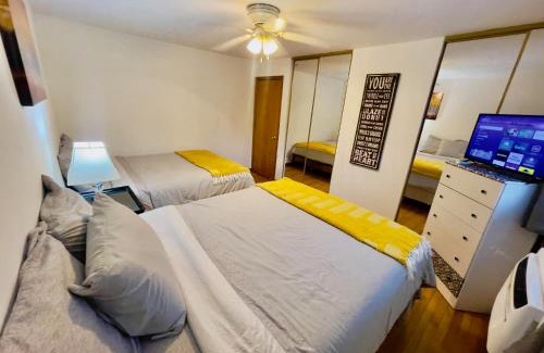 Des Plaines Apartment | Lg. 2 br Apt. North of Chicago w/Free Parking