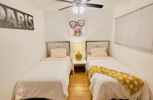 Des Plaines Apartment | Lg. 2 br Apt. North of Chicago w/Free Parking