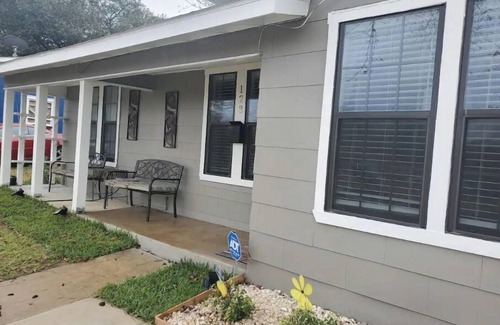 San Antonio House | Lib's Place . A cheerful three bedroom home!