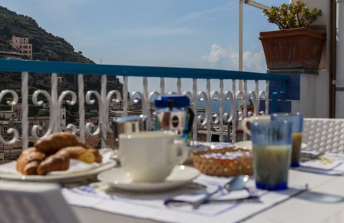 Maiori Apartment | Libeccio - apartment in the center with terrace/patio, parking and sea view
