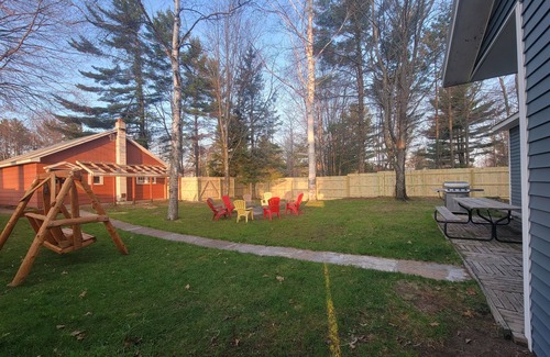 Au Train House | Liberty Cabin, 3 blocks from Lake Superior, near Pictured Rocks and trail access
