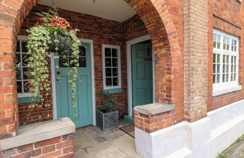 Ashbourne House | LIBERTY HOUSE, pet friendly, with open fire in Ashbourne