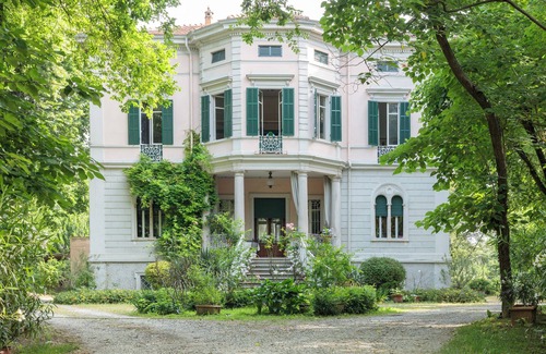 Roncopascolo Villa | Library room in a 19th-century villa