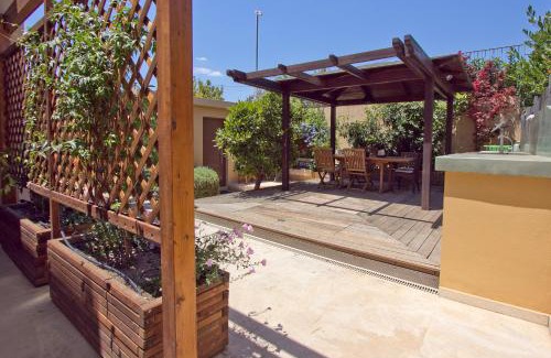 Anavyssos Apartment | Lida Garden Studio