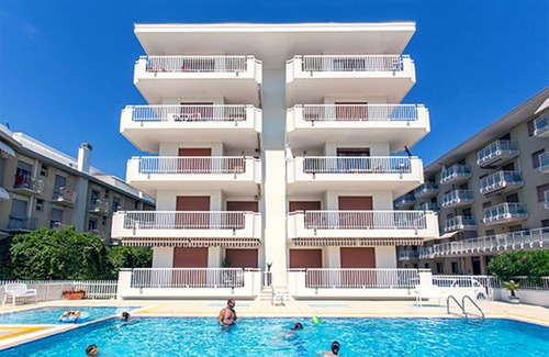 Jesolo Apartment | Lido di Jesolo renovated apartment in first row with pool and parking.