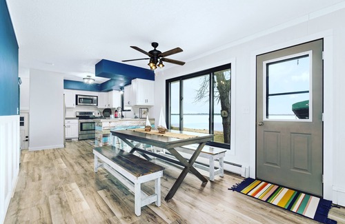 Brainerd House | Life Is Good Lodge lakefront, private beach between Brainerd & Nisswa, game room