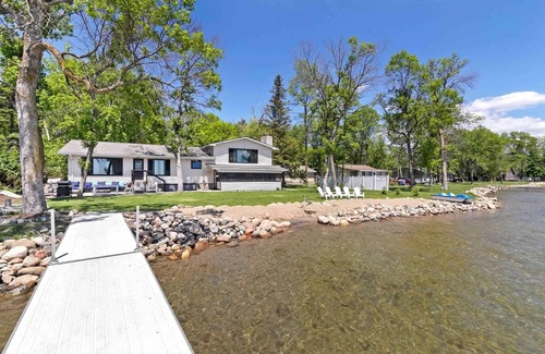 Brainerd House | Life Is Good Lodge lakefront, private beach between Brainerd & Nisswa, game room