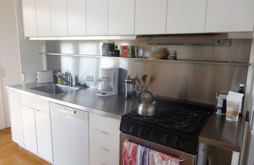Chilmark House | Light and airy modern holiday cottage with access to private beach