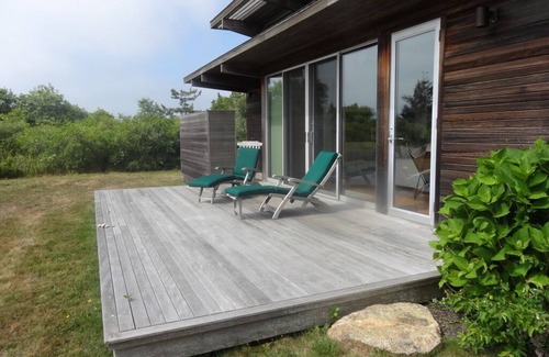 Chilmark House | Light and airy modern holiday cottage with access to private beach