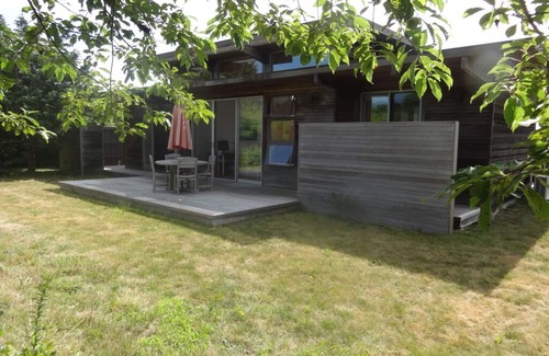 Chilmark House | Light and airy modern holiday cottage with access to private beach