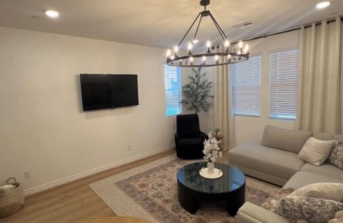 Black Mountain Apartment | Light and Bright, 1 bedroom, 1 bath apartment.n