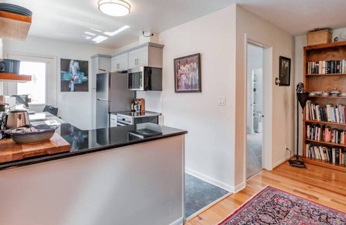 College Hill House | Light and bright apartment in the heart of Eugene