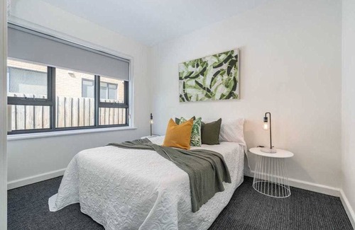 St Kilda Apartment | Light and bright ground floor 2 bedroom apartment.