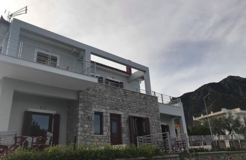 Poulithra Apartment | Light blue house 3 Apartments