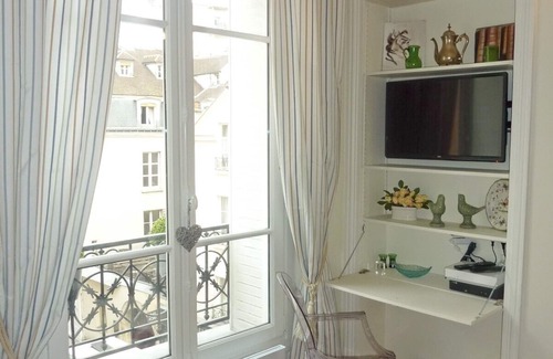 Marais Apartment | ❤️ Light & Calm Studio Apt Central Marais-Paris next to Sorbonne