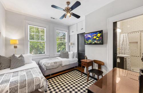 Cherry House | Light Filled 2 Bedroom in Myers Park with a Porch