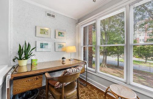 Cherry House | Light Filled 2 Bedroom in Myers Park with a Porch