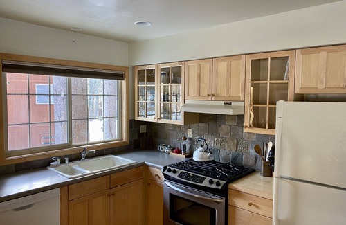 Serene Lakes House | Light-filled Mountain Retreat—a block away from skiing, hiking and lakes