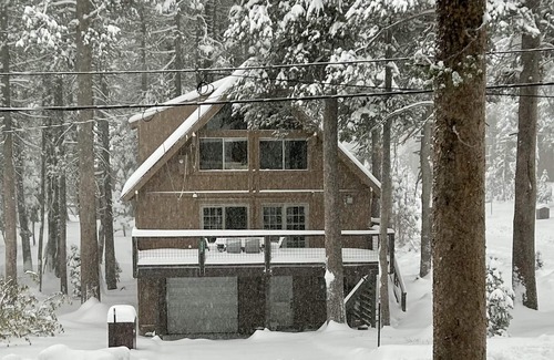 Serene Lakes House | Light-filled Mountain Retreat—a block away from skiing, hiking and lakes