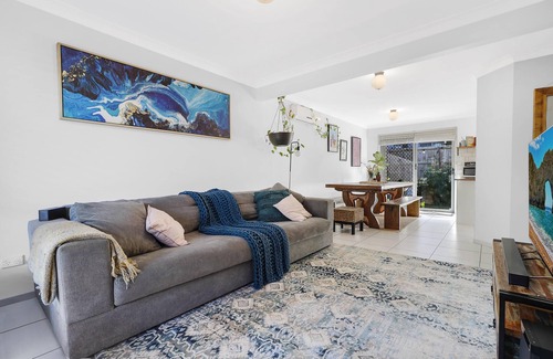 Bracken Ridge House | Light filled townhouse