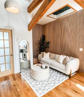 Wilton Apartment | Light filled zen 3BR Penthouse - 7 min to Westport