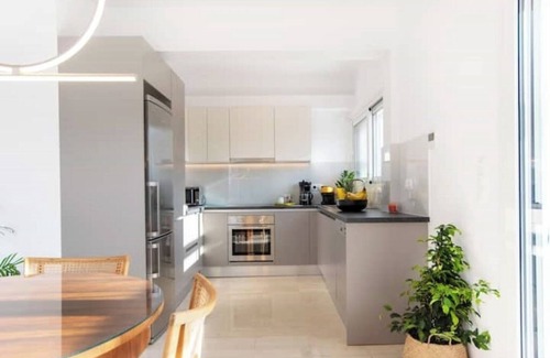 Galatsi Apartment | Light-flooded penthousenn